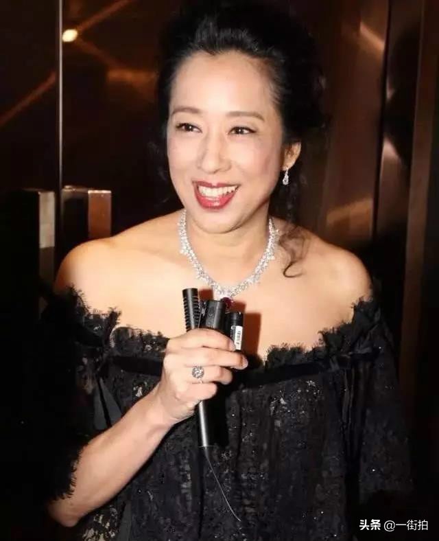 郭晶晶的眼睛叫什么眼（郭晶晶61歲婆婆出席活動，一雙“腰果眼”閃著亮光，少女氣質絕了）