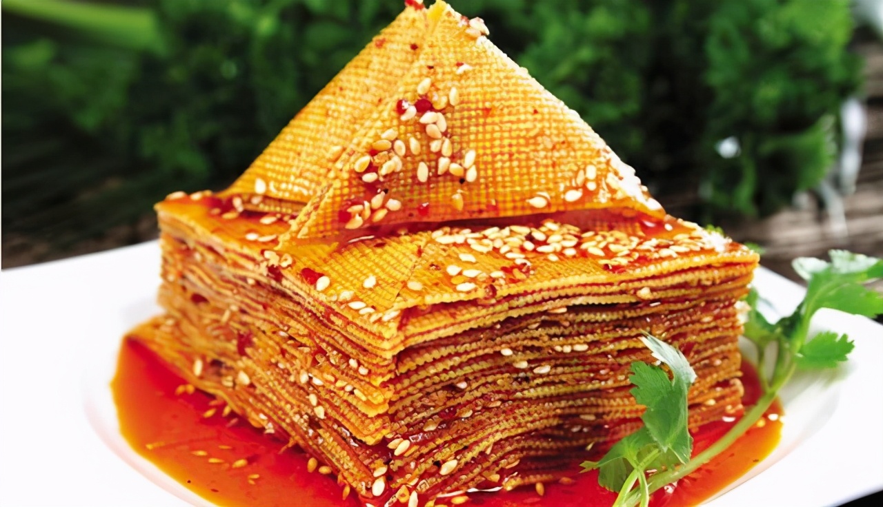 遂宁的千层豆腐皮颇有盛名,外表油亮有光泽,香味浓郁,口感松软富有