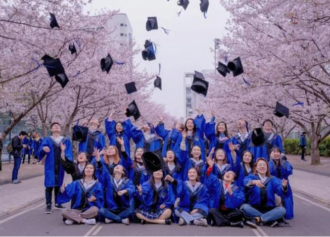 00后毕业生开出10万月薪，听完充满新意的自我介绍，董明珠点头