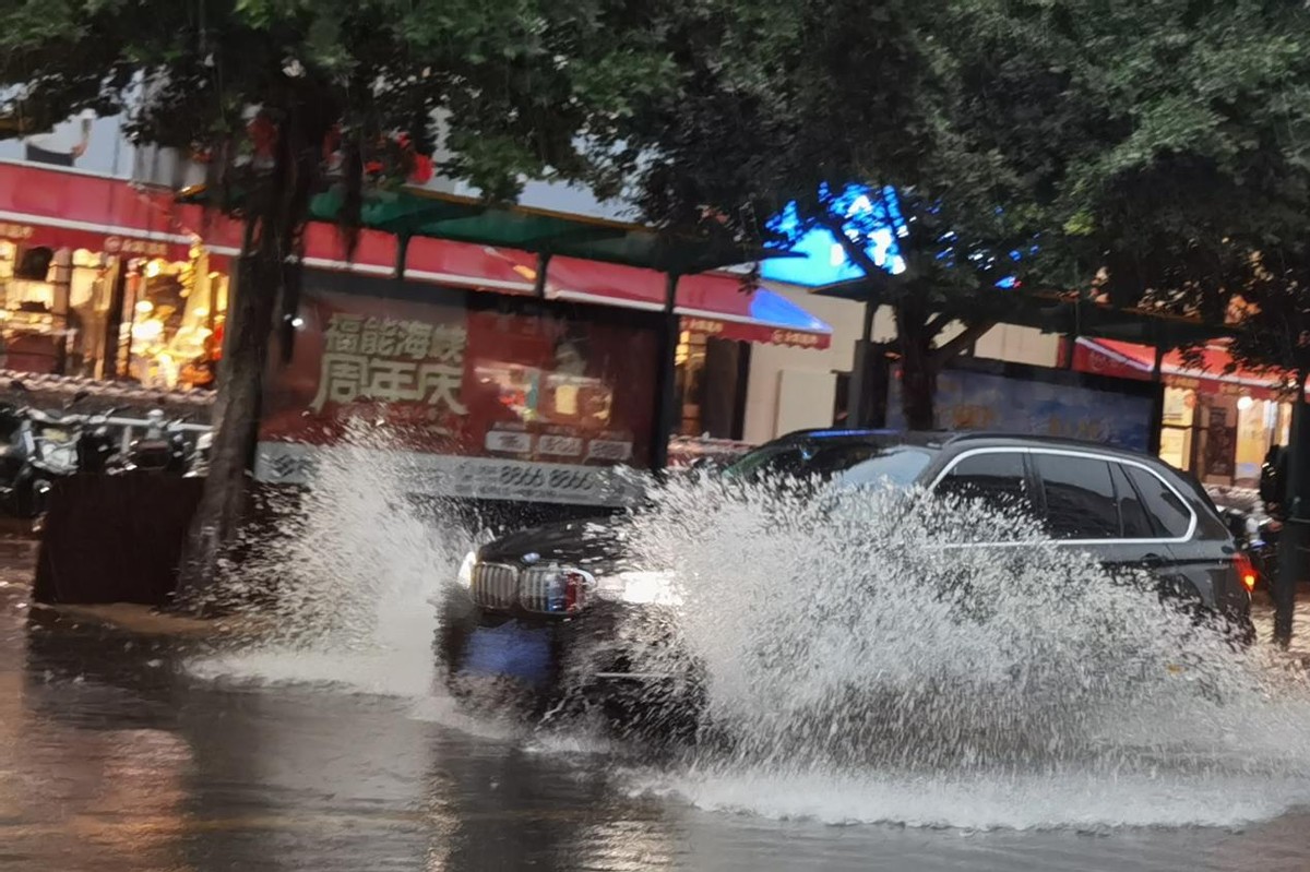 一场暴雨，车辆集体溺水？暴雨台风天如何保护爱车，防泡水