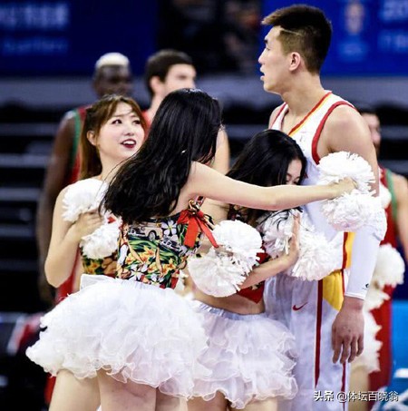 啦啦队为什么和cba交往（一年才挣万把块！年轻女孩为何还争当CBA啦啦队员？主要3点原因）