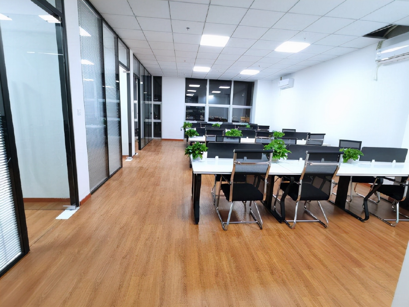 了解上海保周自贸中心办公室详情信息,请您来电咨询,上海信泰融资大厦