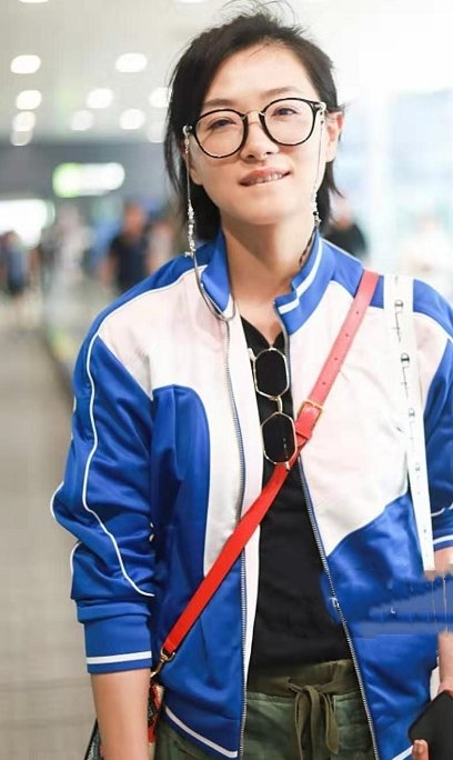 万茜机场“扮嫩”，穿蓝白运动外套酷似校服，戴眼镜还挺有学霸范