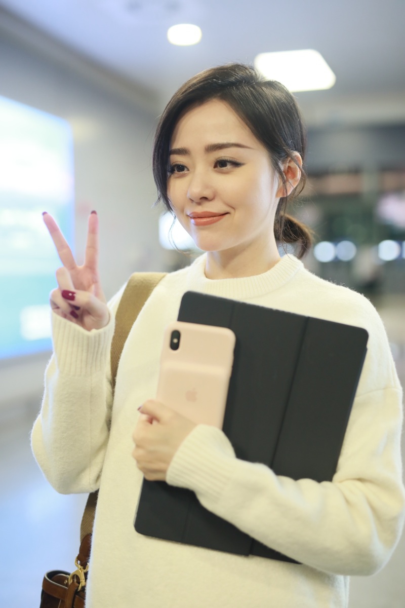 路人镜头下的张靓颖好美,白色毛衣挽起秀发,好似清纯学生妹