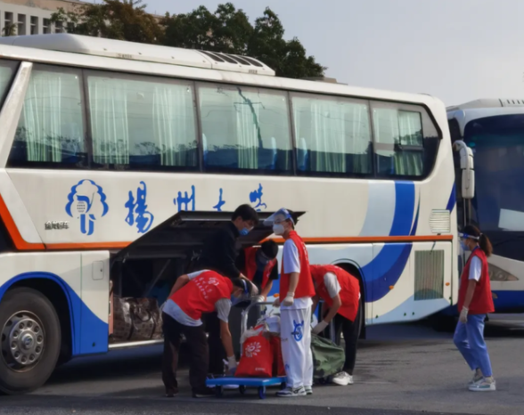 扬州大学女学生，携50箱“行李”返校，校方为其举行专门仪式