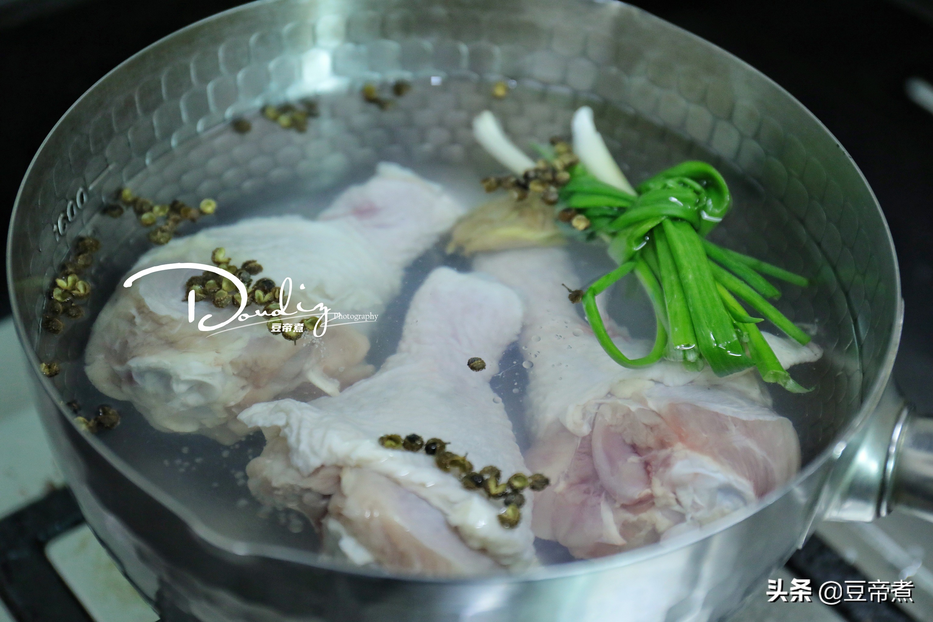 拒绝精致穷，一个人吃饭不随便，鸡腿三根吃出新花样