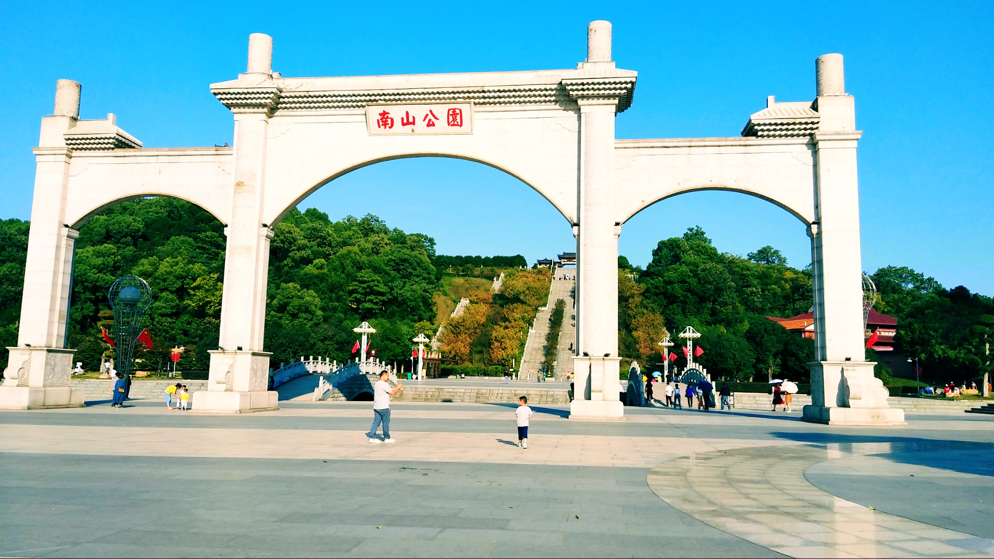 这里是长江中游航运枢纽之一,也是区域性综合交通枢纽,无论是水路