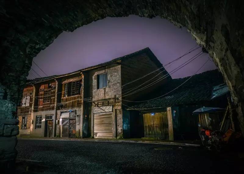 《水调歌头·重上井冈山》：世上无难事，只要肯登攀