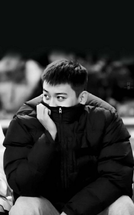 他是正统的浓眉大眼但是这丝毫不影响他的颜值虽然杨鸣平日的发型都是