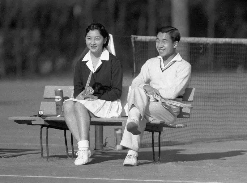 她是日本名媛，是明仁初恋，拒绝电话订婚，为何75岁称配不上明仁