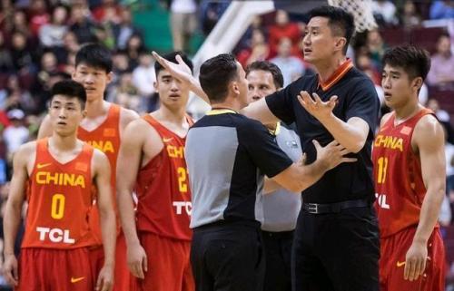 cba教练为什么说脏话(本内特撂翻中国男篮球员，杜锋教练为何会冲进场内飙脏话？)