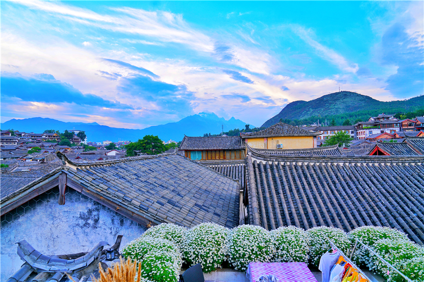 丽江二三事，翻过雪山恰逢花开，隐居听花堂，邂逅一场唯美夕阳