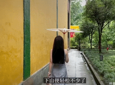 “佛媛”的8个迷惑行为，一个比一个离谱，有人还穿着吊带裙抄经