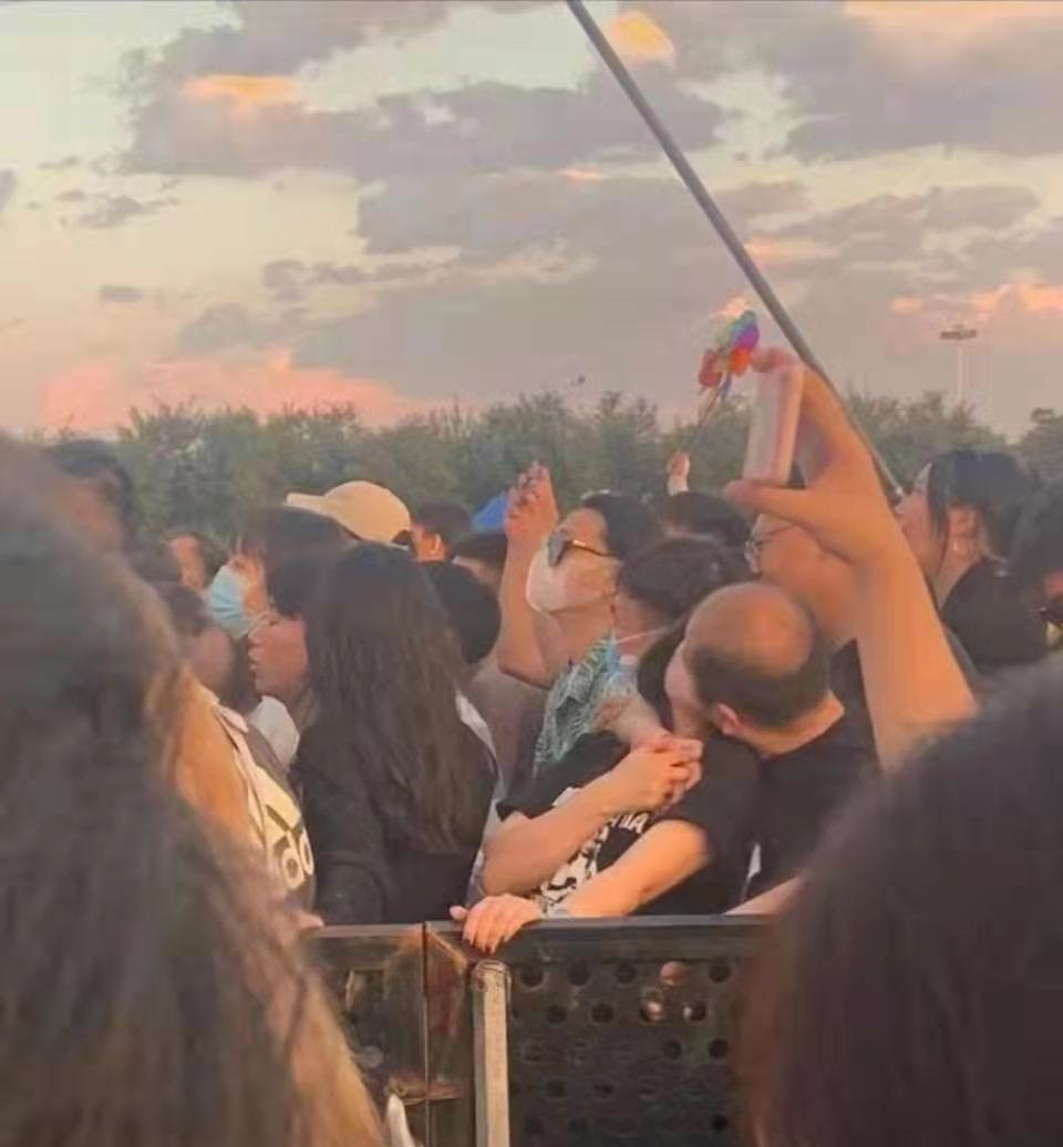 女大学生在音乐节热吻中年“秃顶男”，高校院长人格担保：非本人