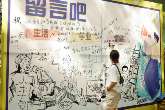 现场直击！华中师范大学开学了，5000余名新生报到，党委书记帮忙搬行李！