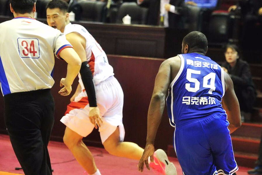 吴柯cba是哪个球队的（小人物影响了NBA历史大势！勇士王朝的建立竟因CBA球员的一肘）