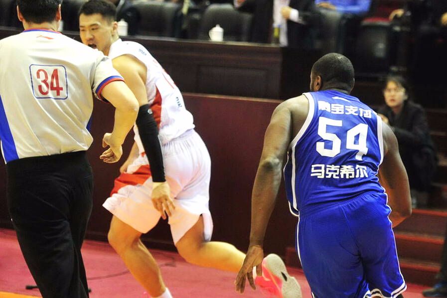 为什么说nba蝴蝶效应(NBA最大的蝴蝶效应！CBA小人物一记肘击，竟改变整个NBA的走势)