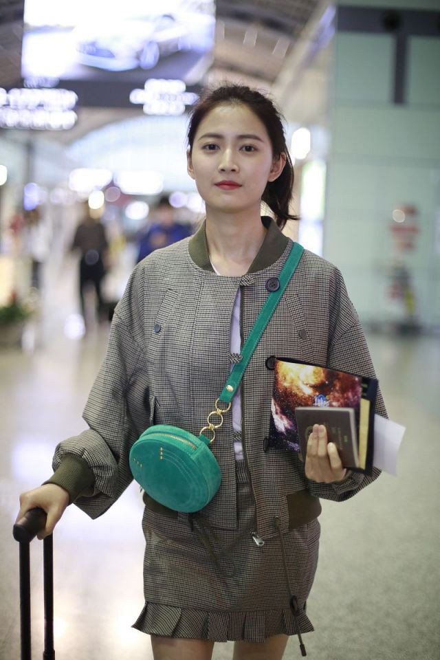 陈钰琪这个女人太招人喜欢了！千格鸟短裙套装大气简洁，秒变迷妹