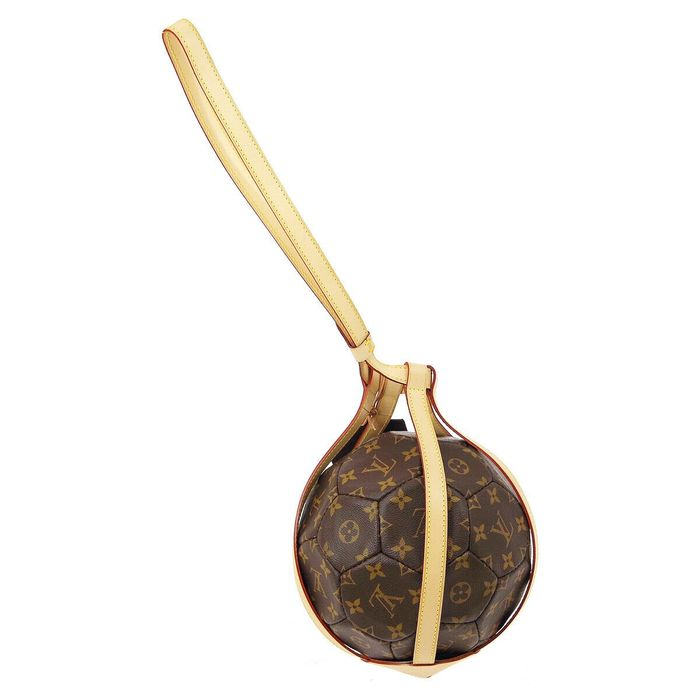 街头篮球红钻在哪里（LV联名NBA推出“天价篮球”！每个售价1.2万，网友称拍一下都心疼）