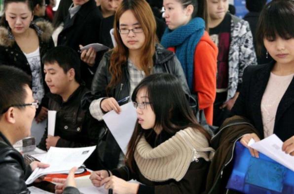 大学生另类毕业照走红，男生身穿旗袍争奇斗艳，让女生都自愧不如