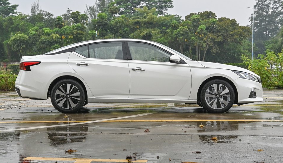 龙头杠上凤尾,同样17万,面对亚洲狮强攻,日产天籁还能扛得住吗