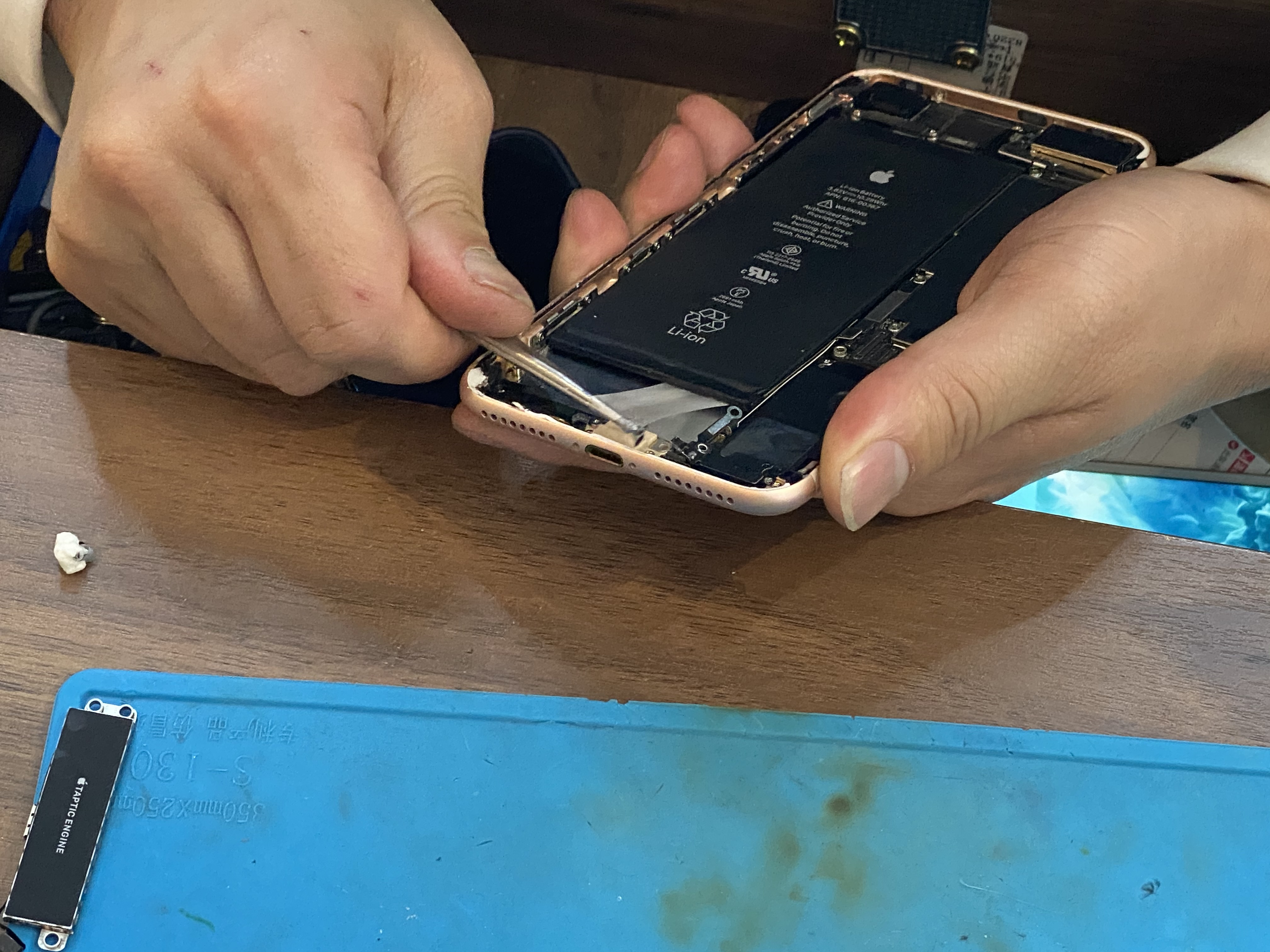 扶起我，iPhone8P还能再战三年，记一次苹果“无痛”换电池之旅