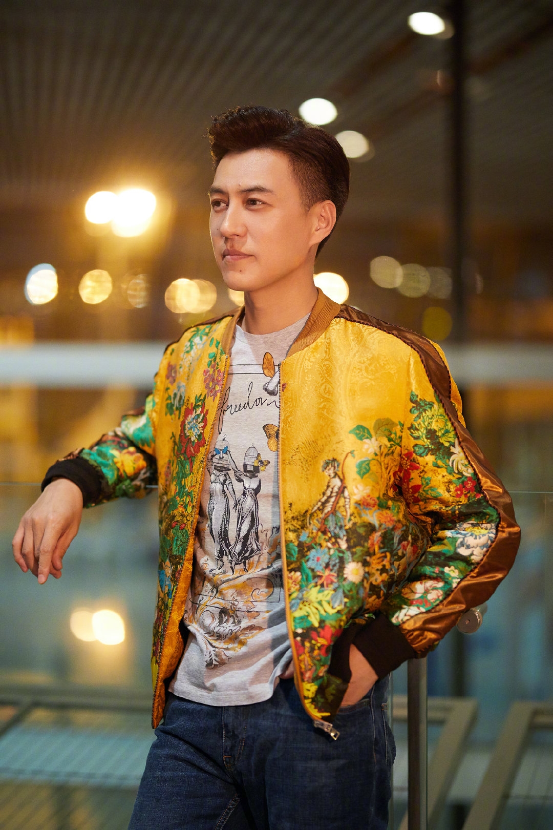 米兰现在很成熟(靳东米兰展成熟男人风采,围裹式西装显儒雅绅士,一点