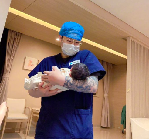 28岁男歌手喜得二胎！结婚3年连生俩女儿，妻子毕业于军艺颜值高