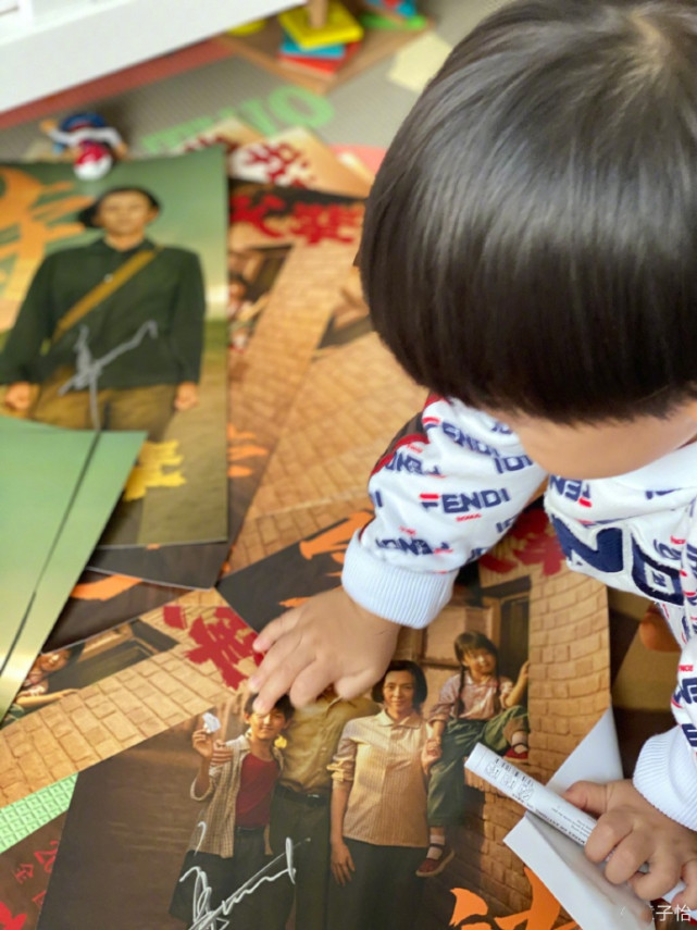 章子怡被儿子抢签名笔直呼小捣蛋，弟弟亲吻妈妈电影海报萌化了