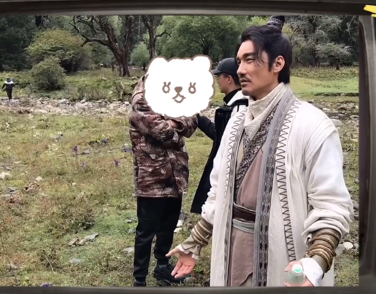 胡兵分享“不老秘诀”，片场化身护肤讲师，看得我都开始心动了