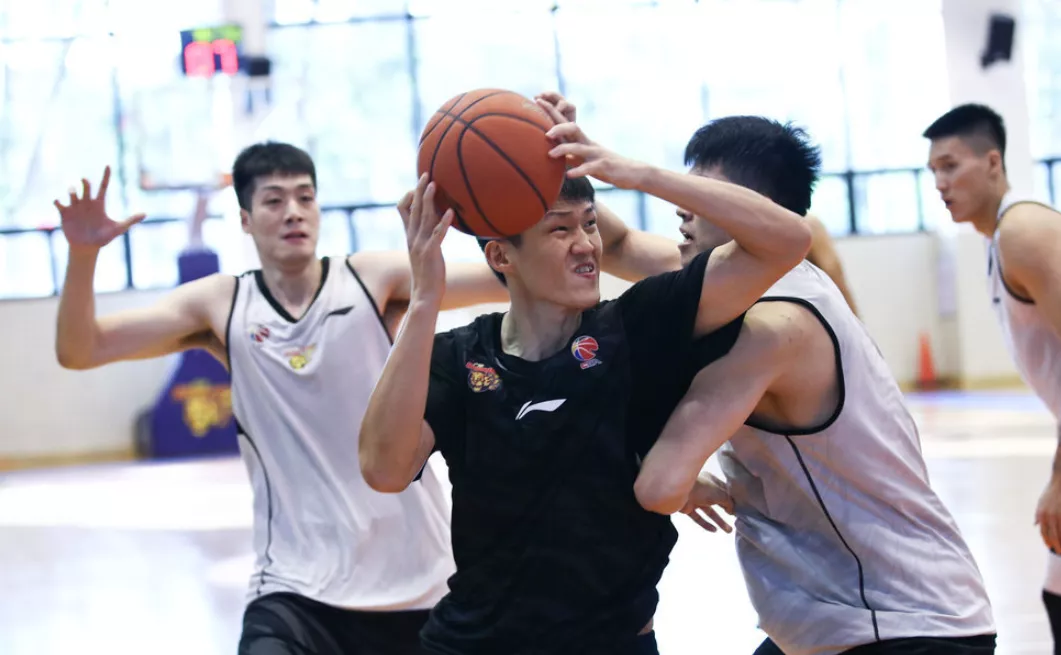 06世界杯石膏（时隔323天周队回归，那些受过的伤，终会成为身体最坚硬的地方）