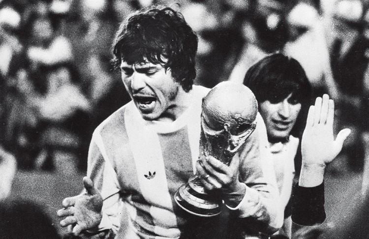 94年世界杯捧杯是哪位队员（世界杯冠军队长-金杯捧杯人）