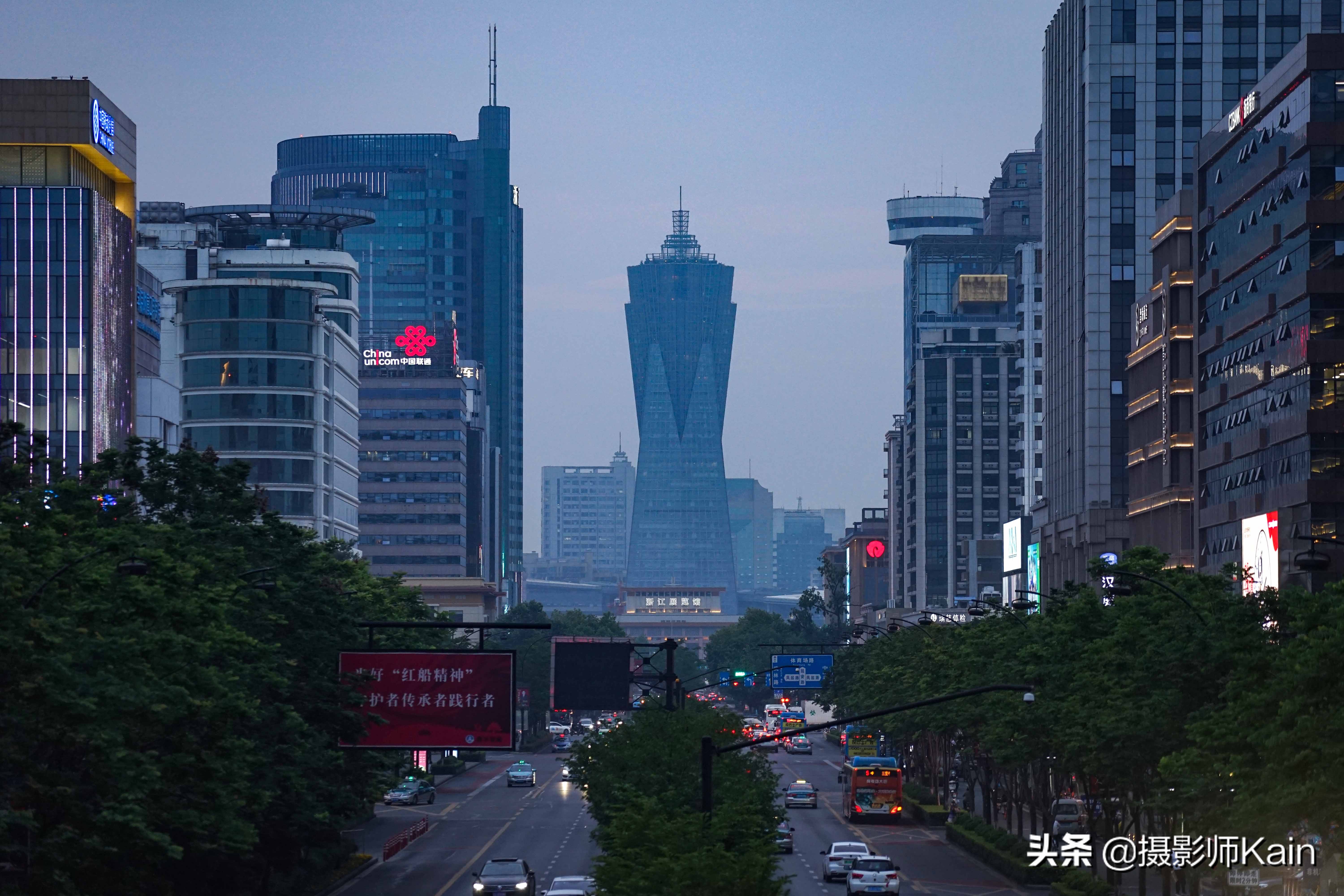 西湖文化广场运动馆(杭州市区标志性建筑，远看像一瓶运动饮料，楼下就是浙江省物馆)