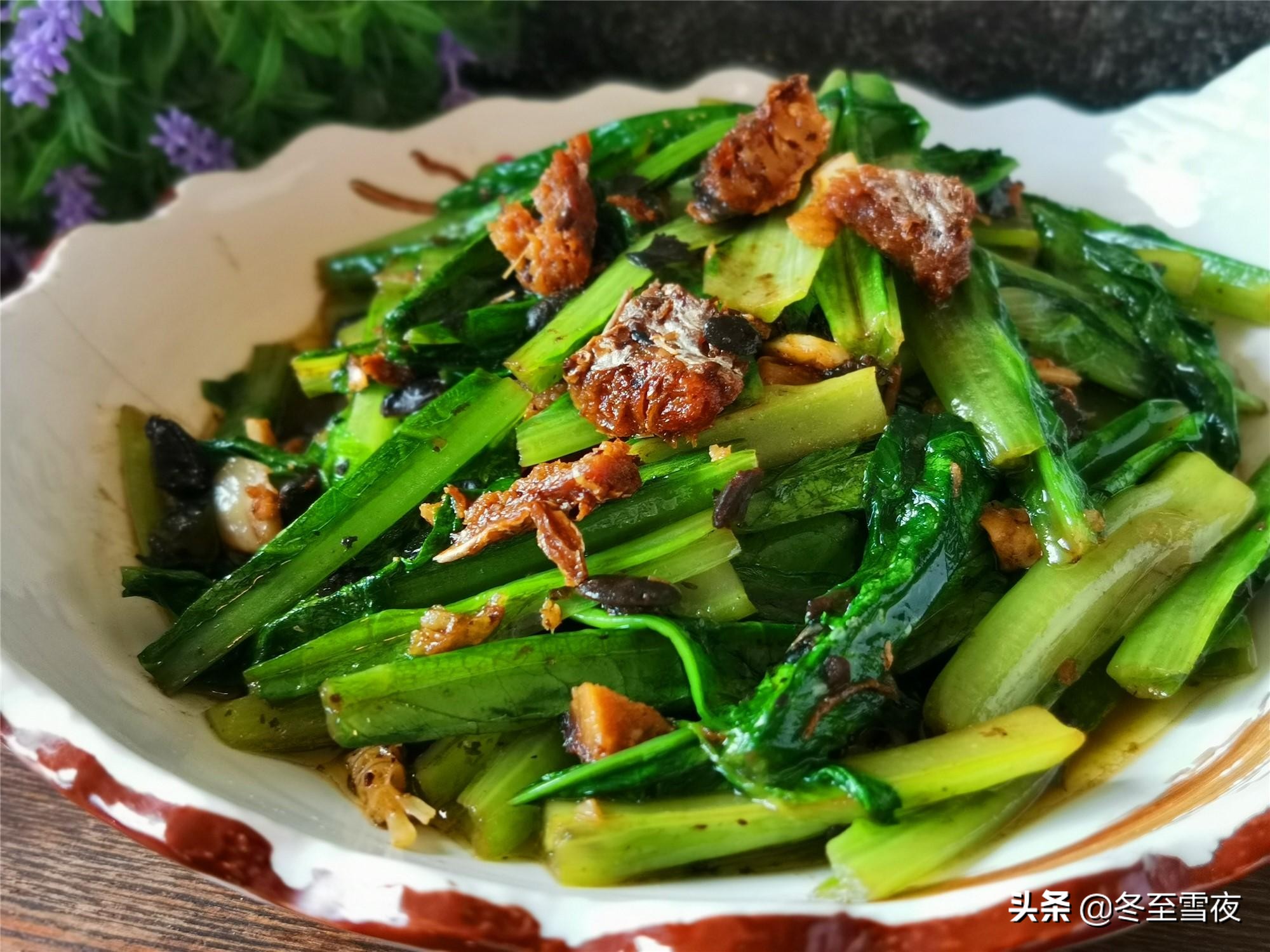 豆豉鲮鱼油麦菜怎样做好吃？教你炒制小技巧，油麦菜颜色翠绿不黄