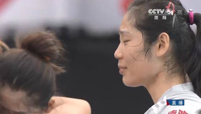 在里約率女排打哭現場1萬人（超罕見！郎平和朱婷都哭了的比賽，中國女排那座冠軍獎杯太沉重）