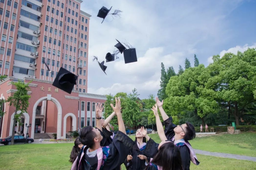 大学生吐槽室友没吃过“海底捞”，称其没见过世面，反遭网友怒怼