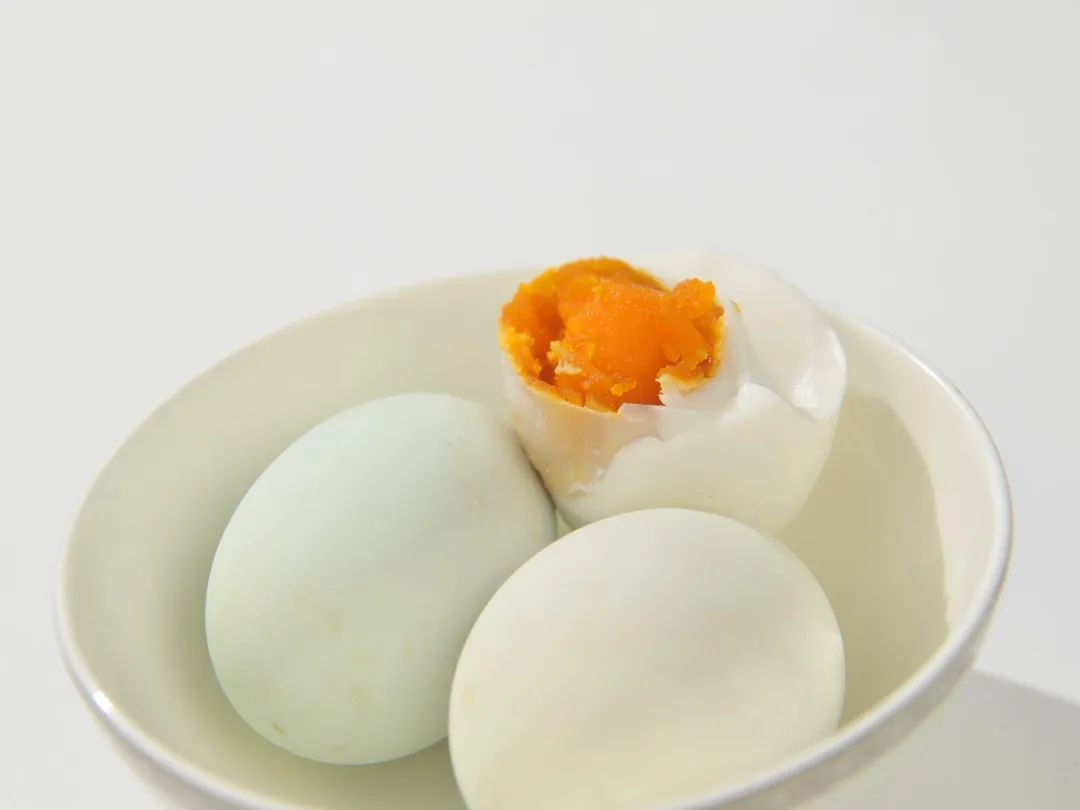 这枚咸鸭蛋，用黄泥腌制28天，沙酥流油，好吃，过瘾