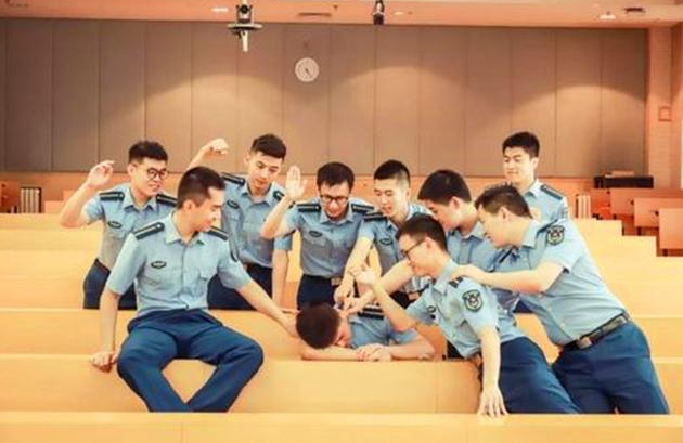 3类大学生毕业可直接成公务员，无需参加考试，妥妥的“铁饭碗”