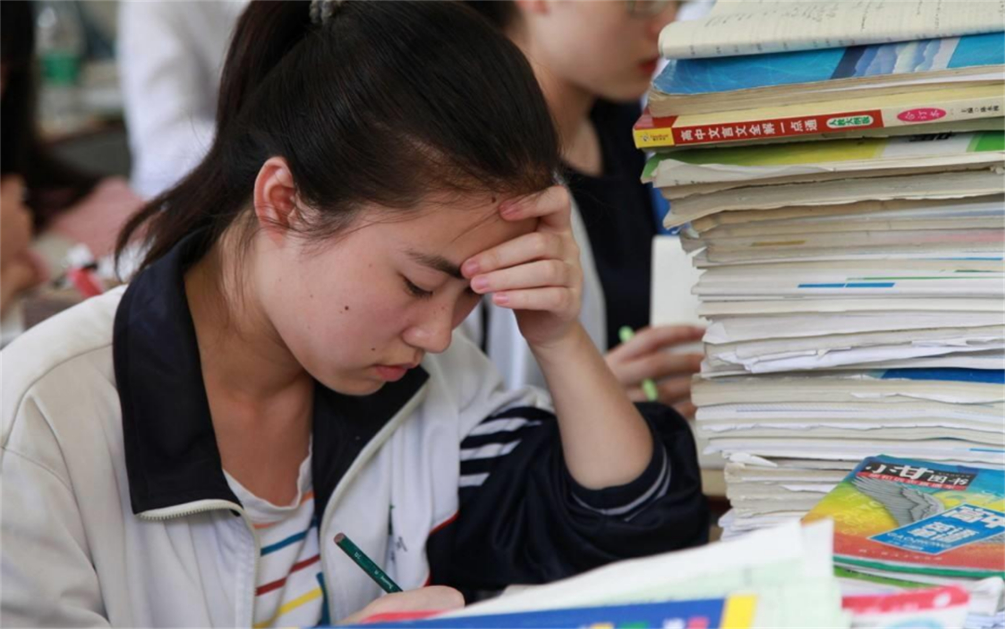 滑档成报志愿“陷阱”，山东4.8万考生成绩超本科线，却无缘本科