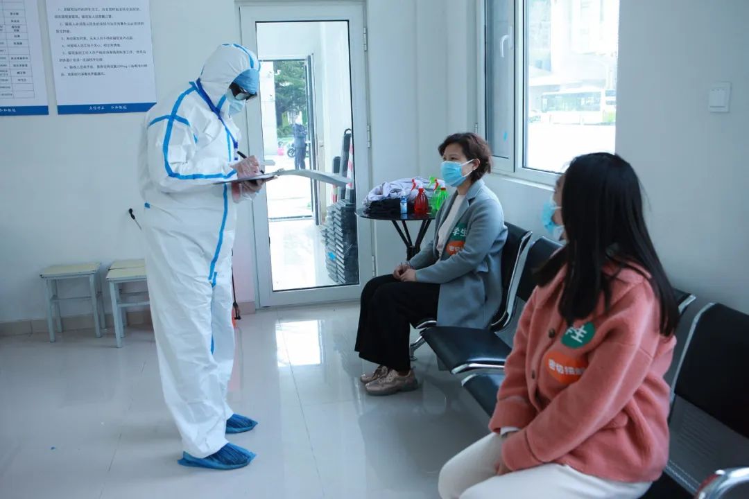 山东省潍坊商业学校组织疫情防控流程模拟演练活动