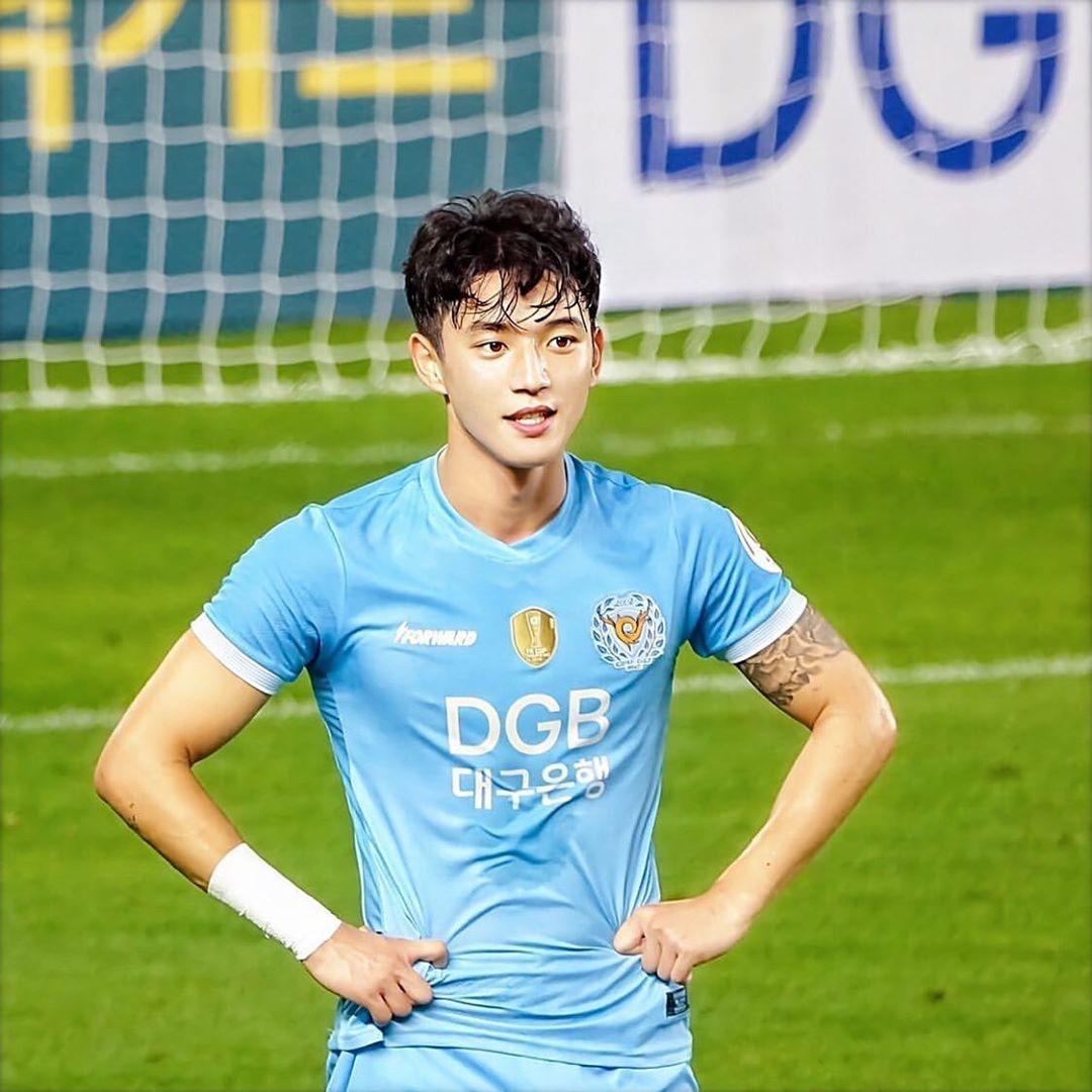 这个97年的韩国足球运动员,靠颜值在中国火了)