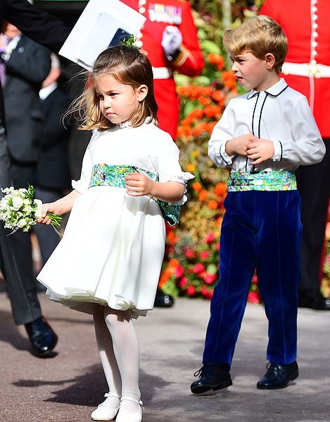 英国王室女王和“三代未来国王”全家福！乔治“邪魅一笑”太撩人