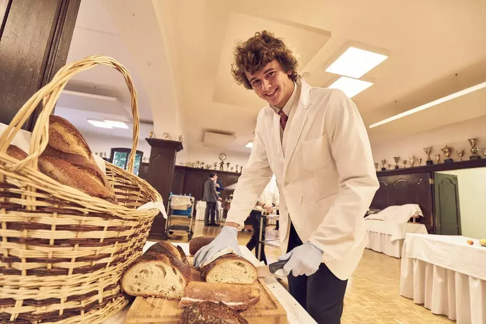 揭秘全世界最贵学校：400万一年、直通哈佛耶鲁、私人飞机上学……