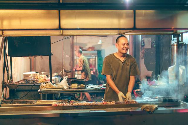 附近看世界杯的烧烤店(“大金链子小手表，一天三顿吃烧烤”，徐州16家烧烤扛把子都在这)