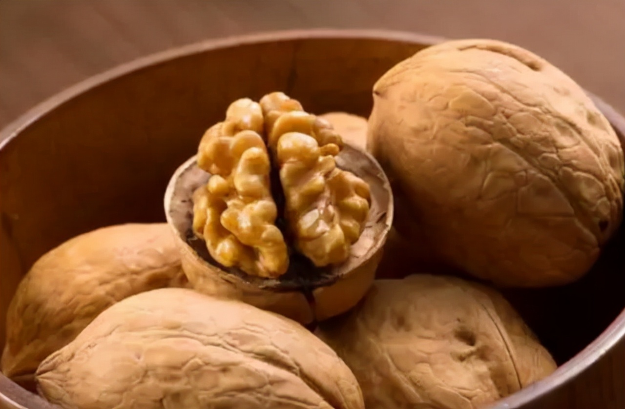 常吃核桃有什么好处？什么人不能吃？爱吃核桃的人，快来看看吧