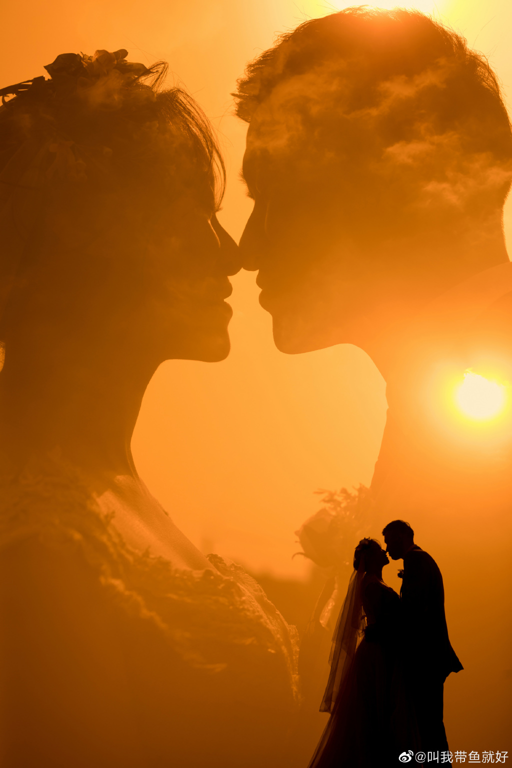 与妻子甜蜜拥吻,被揪耳朵抬下巴表情夸张