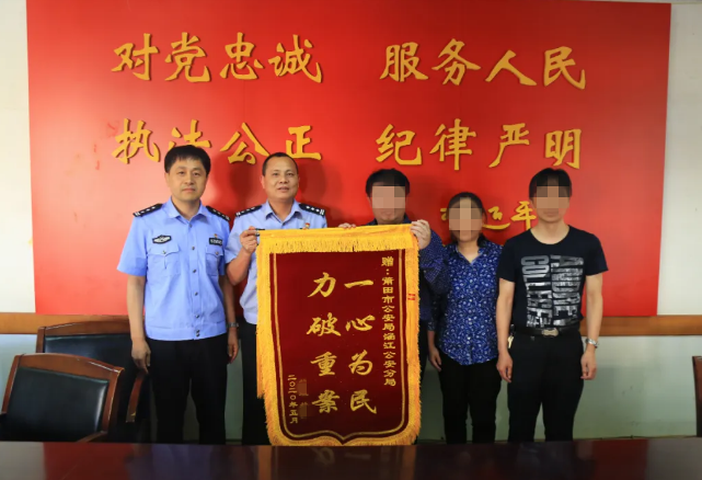 他说要看病，持刀走进医生家中杀了3个人