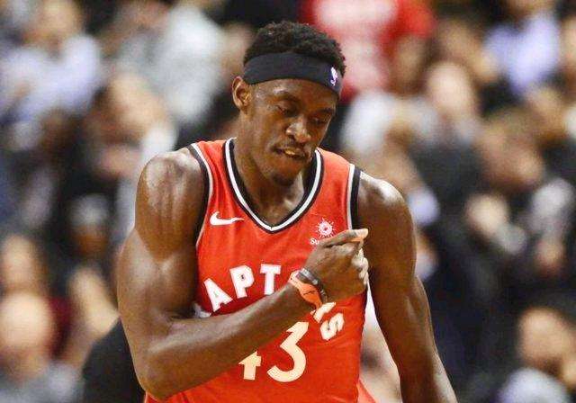 周琦这么菜为什么能打nba（周琦为何打不了NBA？看看他同年新秀里的肌肉男吧！他进步太小了）