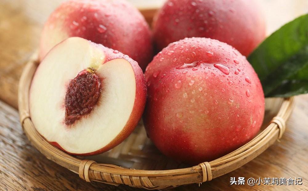 天热流汗别光喝水，“5菜3果”含钾高要多吃，忌2食，全家人受益