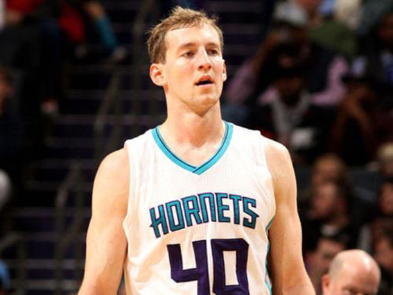 火箭vs黄蜂预测(火箭vs黄蜂:蜂火狼烟,两支为季后赛拼命的队伍谁能笑